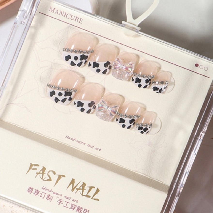 Trendy adult artificial nail to all occasion. Easy to use
