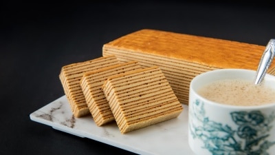AMBON BOENDA - WHITE COFFEE LAYER CAKE
